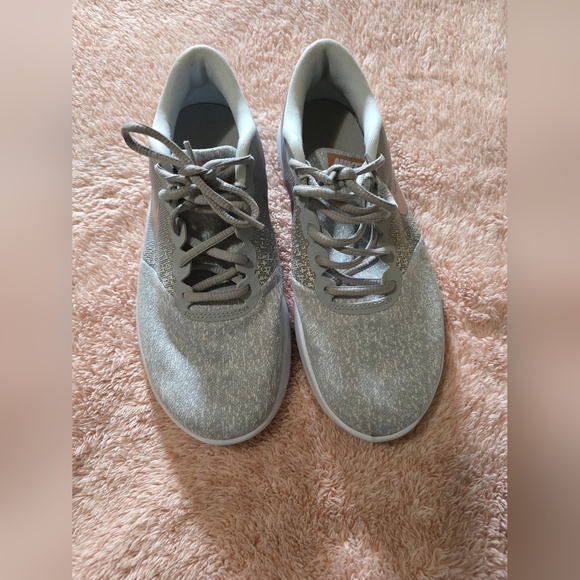 Nike Gray Sneakers with Cushioned Soles and Lace-Up Closure - Picture 2 of 2